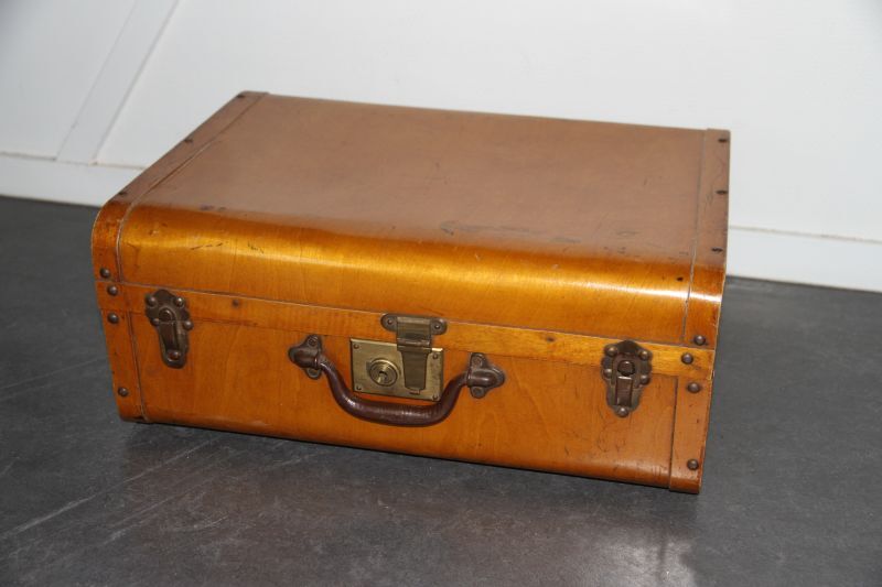 berkenhouten? koffer met binnenin 2 houten plaatjes tussen leren riempjes