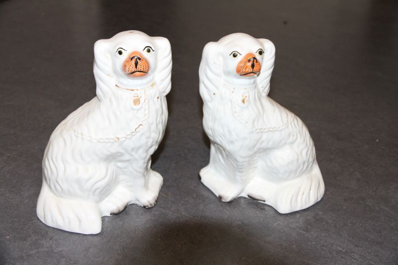 setje van 2 steengoed Staffordshire honden in de vorm van een King Charles Spaniel, geheel wit, zwarte uiteindes voorpoten, voorpoten vast aan lichaam, origineel gouden ketting over borst naar rug en nekhanger, verf afgesleten, linker exemplaar iets groter dan rechter exemplaar, 13 x 18,5 x 25 cm & 11,8 x 19 x 24 cm, Staffordshire, ongeveer 1865.