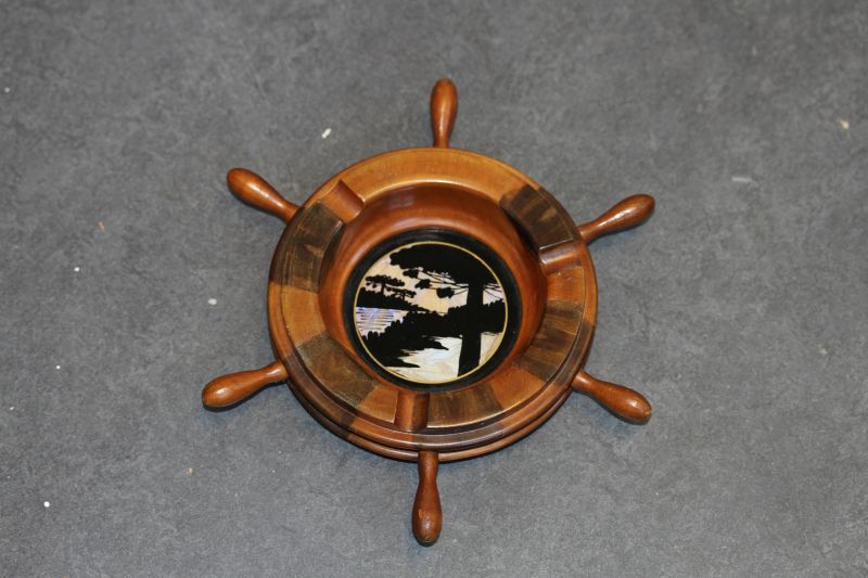 asbak in de vorm van een stuurwiel met glasschildering van een baai te Rio de janeiro, ingelegd met vlindervleugels