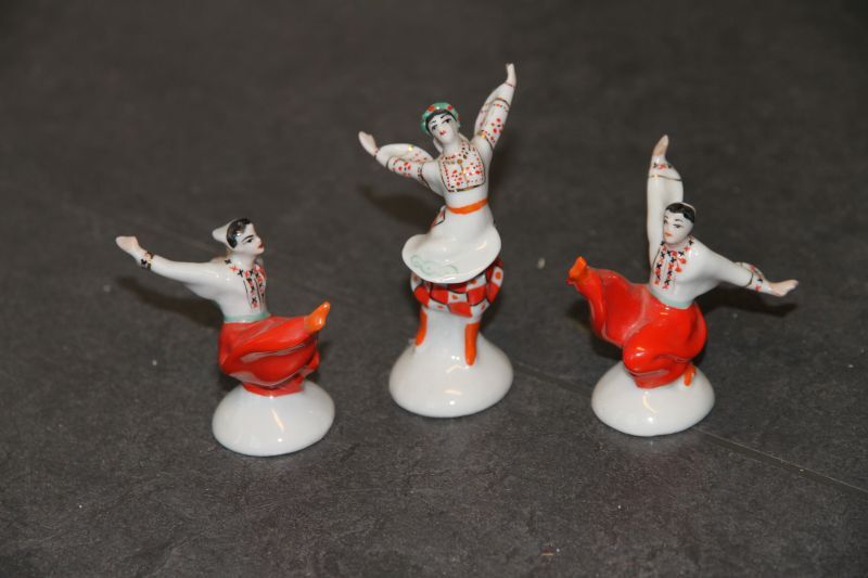 2 identieke porseleinen beeldjes van russische danseressen