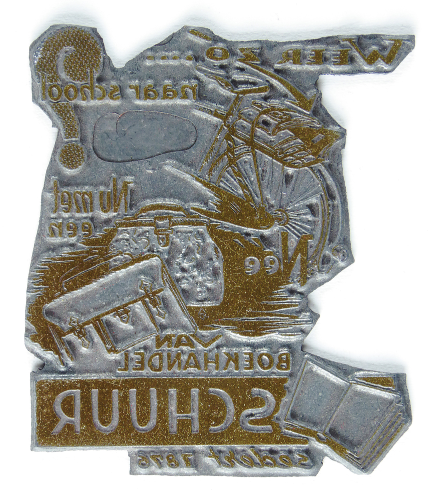 grillige non ferro metalen cliche met inscriptie weer naar school nu met een van boekhandel schuur sedert 1876, afbeelding fiets met bagagedrager en 2 koffers, afkomstig van kantoorinstallaties Bv Schuur te Veendam