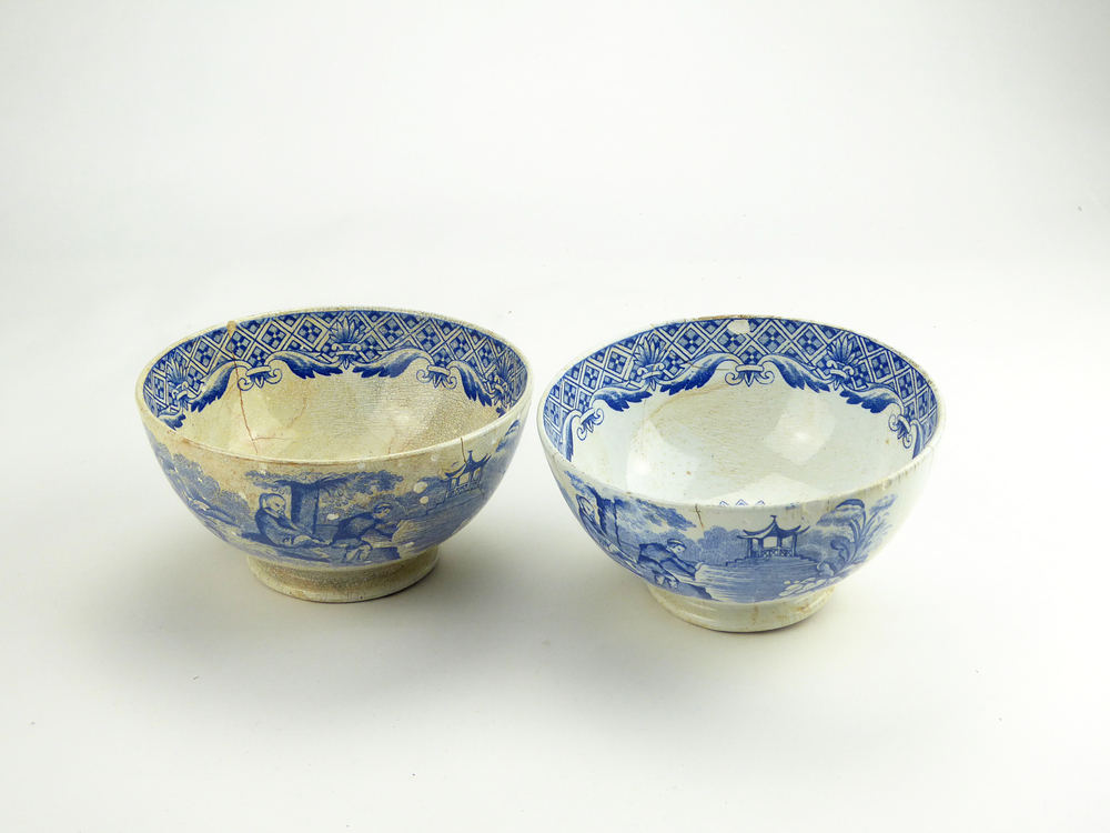 2 aardewerken kommen op standvoet van het merk Petrus Regout & Co, Maastricht, decornaam Pagode, diameter 14,9 cm, op binnenkant blauwe decoratie van een pagode, buitenkant blauwe decoratie van 2 mannen bij een boom omringt door bloemen, waarvan het lijkt of de een de ander onder zijn kont schopt, op de achtergrond een pagode, gemerkt met beeldmerk 71 A van Petrus Regout, respectievelijk blindmerk 1 en blindmerk 4, opgedoken door British Sub Aqua Club, Branch 501, ook wel de 501 Divers uit Folkstone, uit het wrak van de op 19 november 1887 na een aanvaring met het stoomschip Rosa Mary gezonken stoomschip W.A. Scholten, via hun woordvoerder Glyn Jones geschonken aan het Veenkoloniaal Museum.