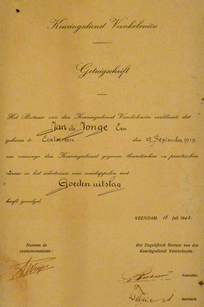 Keuringsdienst veenkolonien getuigschrift het bestuur van den Keuringsdienst veenkolonien verklaart , dat Jan de Jonge Ezn geboren te eexterveen den 15 september 1919 een vanwege den keuringsdienst gegeven theoretischen en practischen cursus in het selecteren van aardappelen met goeden uitslag heeft gevolgd Veendam , 15 juli 1943 namens de examencommissie het dagelijks bestuur van den keuringsdienst veenkolonien voorzitter secretaris.