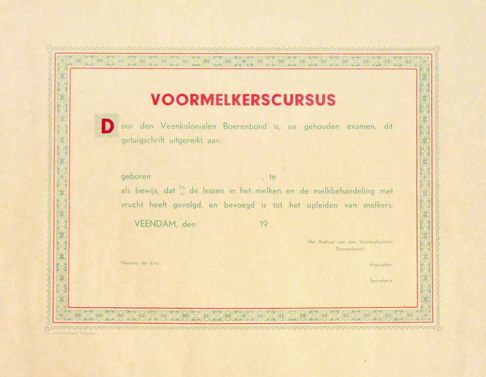 Voormelkerscursus door den Veenkolonialen Boerenbond is, na gehouden examen, dit getuigschrift uitgereikd aan: geboren te als bewijs dat hij zij de lessen in het melken en de melkbehandeling met vrucht heeft gevolgd, en bevoegd is tot het opleiden van melkers veendam den 19.