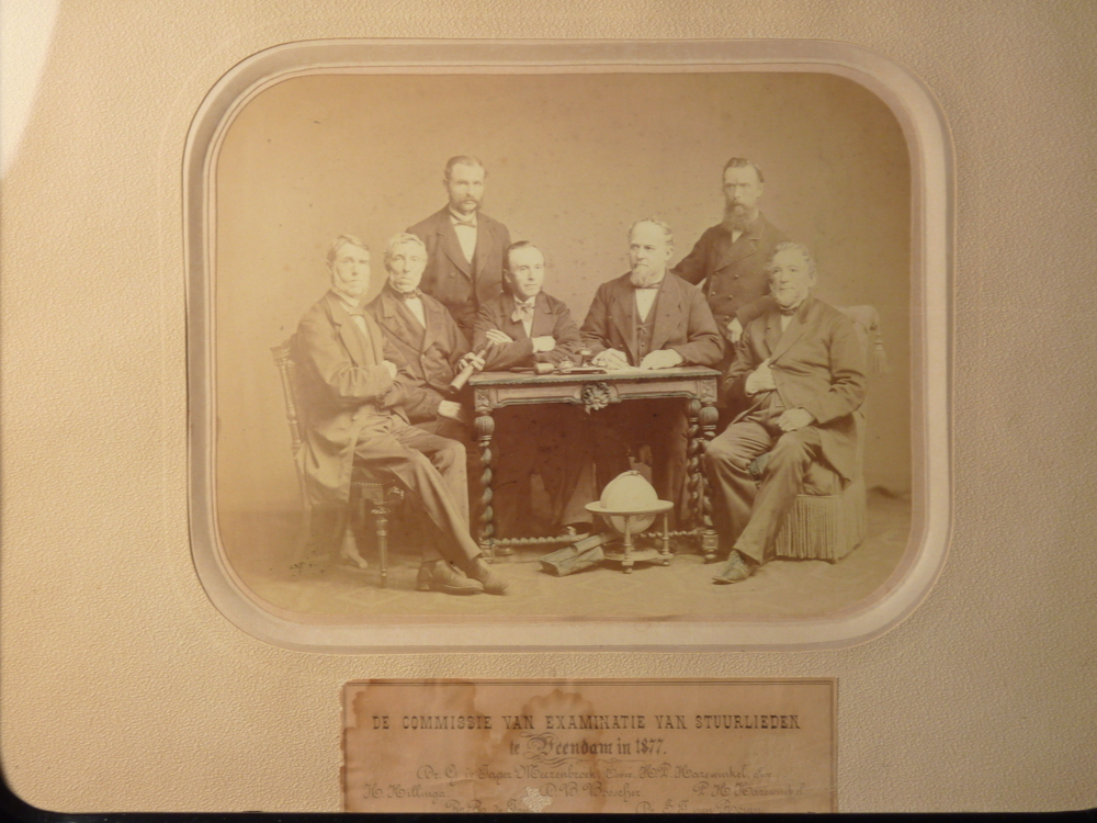 Commissie voor het afnemen van examens van stuurleden aan de Zeevaartschool, Veendam in 1877. V.l.n.r.: H. Hillinga, R. de Jonge, dr. B. Bosscher, dr. G. de Jager Meezenbroek (voorzitter), H.P. Hazewinkel (secretaris), dr. S.J. van Royen, P.H. Hazewinkel.