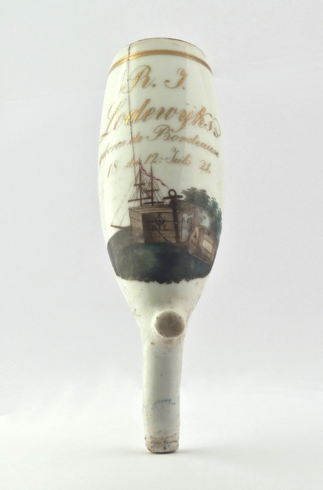 pijpekop met tekst: R.J.Lodewijks geboren te Bordeaux den 12 juli 1821. Renger Jans Lodewijks, schipper, scheepsreder, geboren 12 juli 1821 te Bordeaux aan boord van het schip Aurora van zijn vader, overleden 27 augustus 1900 te Delfzijl, zoon van Johannes Hindriks Lodewijks, turfschipper en Grietje Christiaans Lukas, getrouwd op 24 september 1849 te Delfzijl met Sophia Alberts Hoff, geboren 30 december 1818 te Delfzijl, overleden 13 maart 1862 te Delfzijl, dochter van Albert Harms Hoff, scheepskapitein en Geertje Okkes Vos. Renger Jans Lodewijks was stuurman van de Tjalk Vrouw Renske op 21 juli 1847. Van 1854 - 1859 kapitein van kofschip Op hoop van Fortuin. Van 1868 - 1882 kofschip Nooitgedacht, van 1871 - 1887 kofschip Drie Gebroeders.