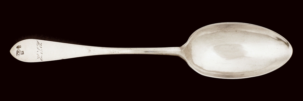 zilveren oostzeelepel met op voorkant bovenin meesterteken JNV, letter H en stadskeur, daaronder inscriptie HHH, achterkant bladvormig lofje met inscriptie : Fischer & Michaelis Cargadoors in Danzig en op uiteinde G.W. T.N. 1866