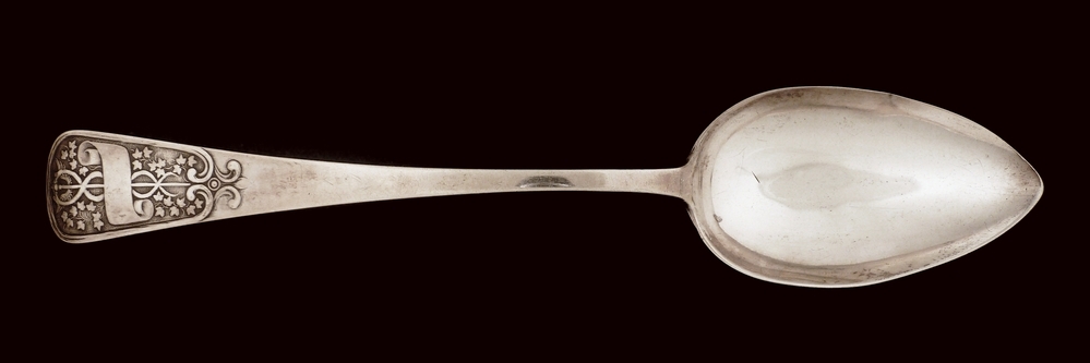 zilveren oostzeelepel met op uiteinde steel mercuriusstaf en banderolle, aan onderkant stippelgravure slecht zichtbaar Jacob Freke Klomp? Pernau 1850