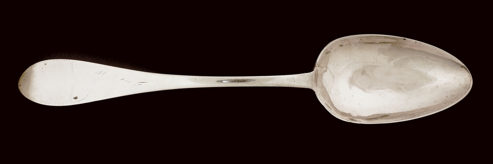 zilveren oostzeelepel met op bovenkant steel gepunte cartouche met weggesleten belettering eronder, op achterkant gegraveerd J Douwes 27-02-21 en gepunte inscriptie R C R en meesterteken IIS = Johan Jacob Schmidt