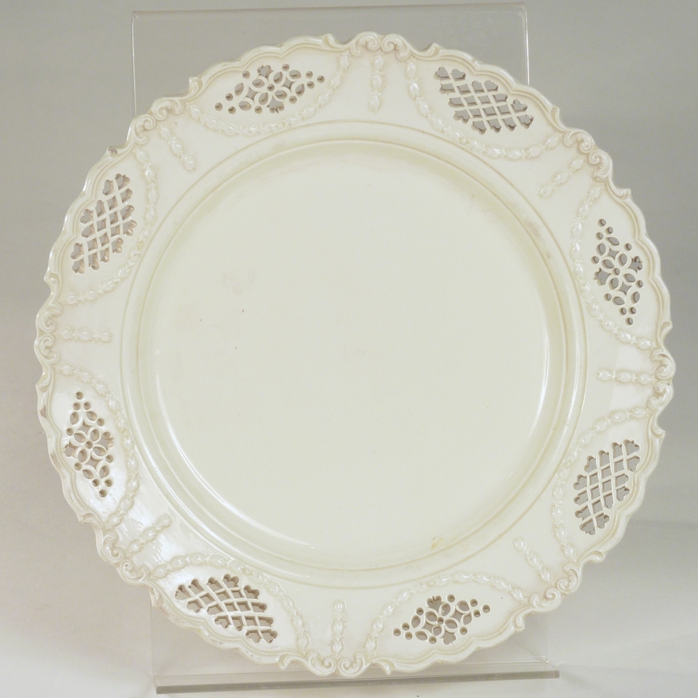 creamware bord met ajourwerk en bloemenrank en geschulpte rand