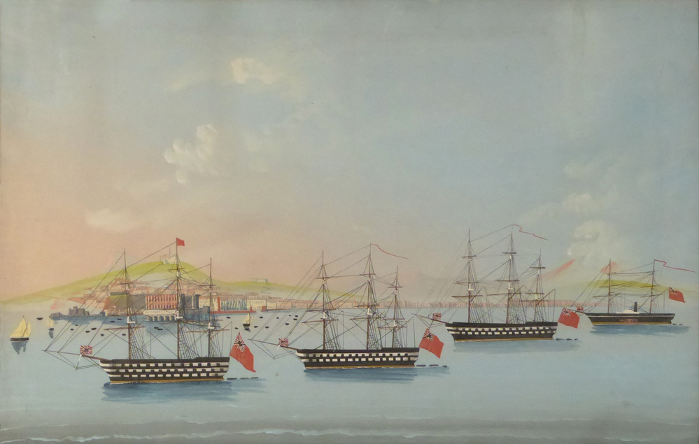 Gouache voorstellende 4 Britse oorlogsschepen in de baai van Napels, vervaardigd door een onbekende Italiaanse kunstenaar omstreeks 1860.
Jelte Jacobs Mooi, geboren 3 september 1820 te Oude Pekela als zoon van postbode Jacob Jacobs Mooi en Reina Jans Norder voer van 1846 – 1856 als gezagvoerder op het kofschip Trouw, en van 1858 – 1865 op de galjootschip Ettje voor eigenaar D. Mulder & Zn uit Winschoten. In 1860 maakte hij met de Ettje een reis van St. Petersburg naar Napels. Italië was in 1860 verwikkeld in de 2e Italiaanse Onafhankelijkheidsoorlog. Engeland en Frankrijk stuurden enkele oorlogsbodems naar Napels om hun belangen te beschermen en eventueel in te grijpen, mocht de situatie escaleren. Kapitein Mooi moet dit tafereel met eigen ogen gezien hebben, staand op zijn achterdek, toen hij de baai van Napels binnenvoer. Het moet enorm dreigend op hem zijn overgekomen. Logisch dat hij dit schilderij toen als souvenir kocht om thuis te laten zien. Jelte Jacobs Mooi overleed op 27 maart 1865 in Penryn, Cornwall aan boord van het galjootschip Ettje. Het schilderij is door vererving in de familie gebleven en uiteindelijk in bruikleen aan het Museum gegeven door een nazaat.