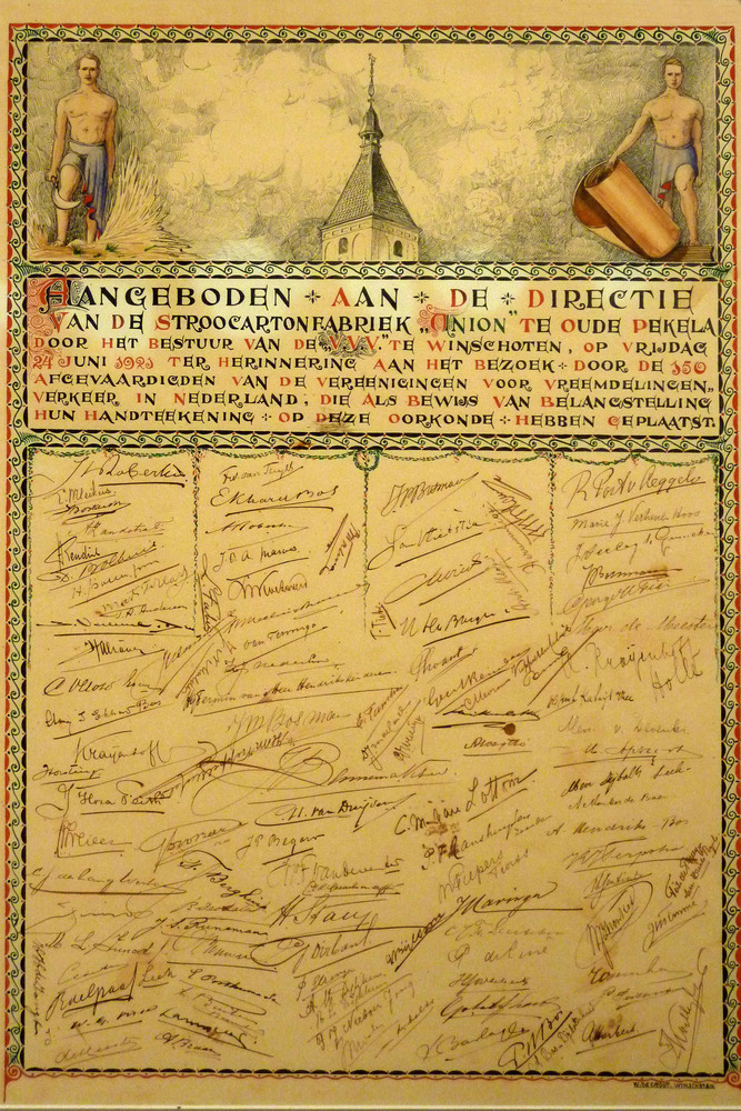 150 handtekeningen van afgevaardigden VVV aangeboden aan de directie van strokartonfabriek Union