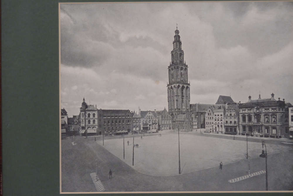 Grote Markt met rechts het Scholtenshuis , hoofdkantoor Firma W.A.Scholten.