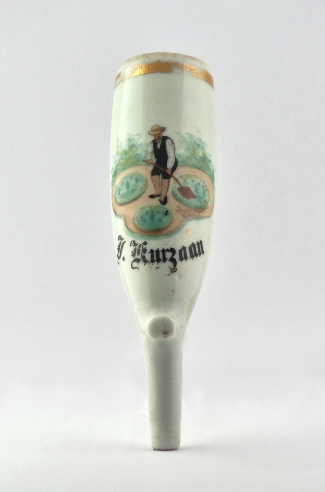 Y  Kurzaan Als rook en damp is menschenleven veel tegenspoeden zijn mijn geven Des Heeren hand die straft met plagen moet ik althans gedachtnis dragen mijn kinderen zijn mij ontnomen daarvoor mooge elke ouder schromen. waarschijnlijk koopman Jan(ne)s Derks Corsaan, geboren 09-06-1823 te Anloo, overleden 16-11-1883 te Wildervank, zoon van Derk Jans Corzaan en Jantje Harms Scheroren, getrouwd 14-04-1849 te Wildervank met Grietje Wychers Bul, geboren 20 september 1823 te Wildervank, dochter van schipper Wijcher Geerts Bul en Janna Everts te Velde, uit deze relatie worden in 1849 en 1851 kinderen geboren die blijkbaar jong overlijden, omdat er verder niets van de kinderen meer kan worden gevonden. Er ging rond 1850 landelijk een choleraepidemie rond in Nederland waar 18 % van de bevolking aan overleed.