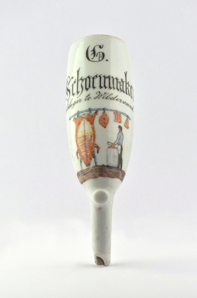 pijpekop met opdruk: G. Schoenmaker Spekslager te Wildervank. Germ Schoenmaker, spekslager te Wildervank, slager te Veendam, geboren 11 mei 1856 te Veendam, overleden 15 oktober 1922 te Nieuwe Laan, gem. Veendam, zoon van Hindrik Hindriks Schoenmaker, landbouwer en Hinderika Harms Pot, gehuwd (1)op 12 juni 1884 te Wildervank met Anna Nieboer, geboren 28 april 1857 te Scheemda, overleden 17 januari 1900 te Oosterdiep, gem. Veendam, dochter van Tjakke Fokkes Nieboer en Aaltje Bleker, gehuwd (2) op 7 mei 1902 te Veendam met Henderika Pul, geboren 21 januari 1870 te Veendam , overleden 12 september 1904 te Veendam, dochter van Morits Nannes Pul en Grietje Hindriks Boer, gehuwd (3) op 24 december 1914 te Groningen met Tjaektje Hazeweijer, geboren 11 april 1855 te Briltil, gem. Zuidhorn, overleden 12 december 1931 te Veendam, dochter van Derk Hazeweijer en Jaike Holthof.