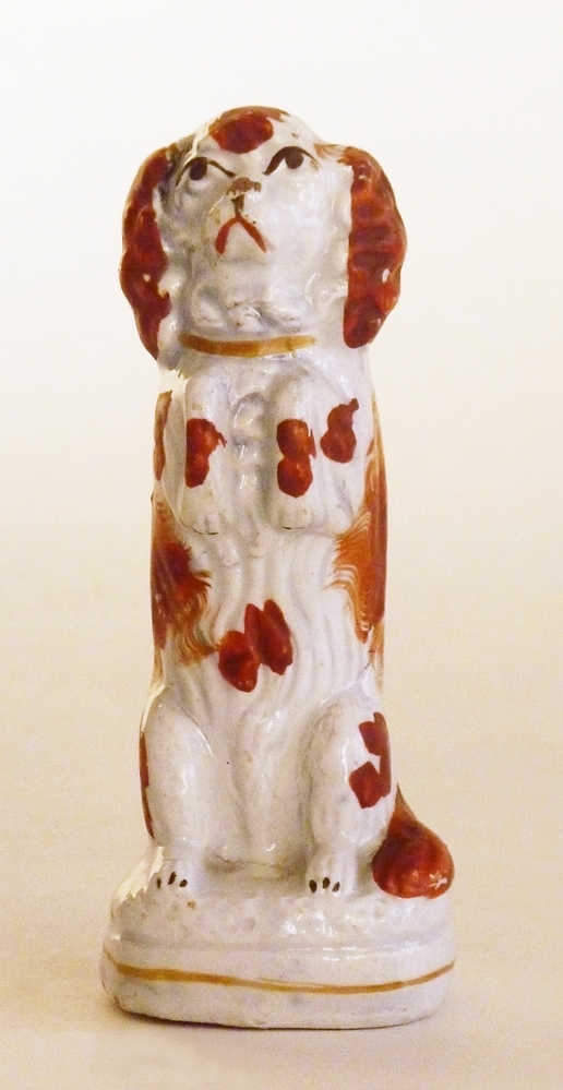 witte opstaande Engelse steengoed hond, bedelende Spaniel, met bruinrode vlekken, 4,5 x 4 x 11 cm, Staffordshire, 1840 – 1850