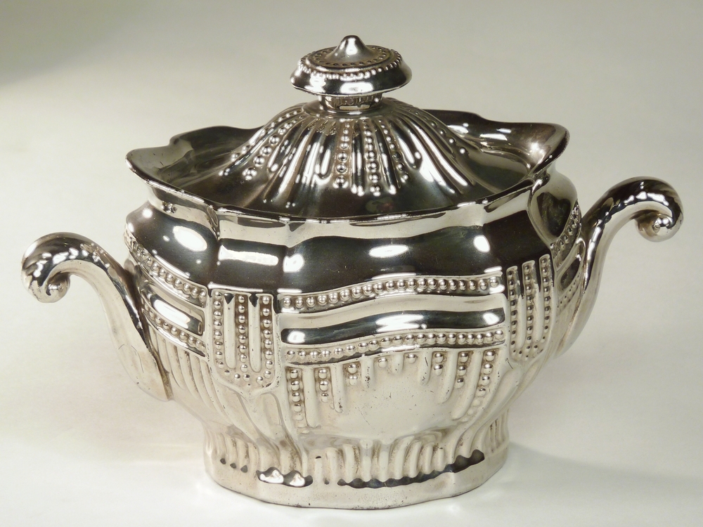 zilverluster suikerpot met aan zijkanten een handgreep met geometrisch motief