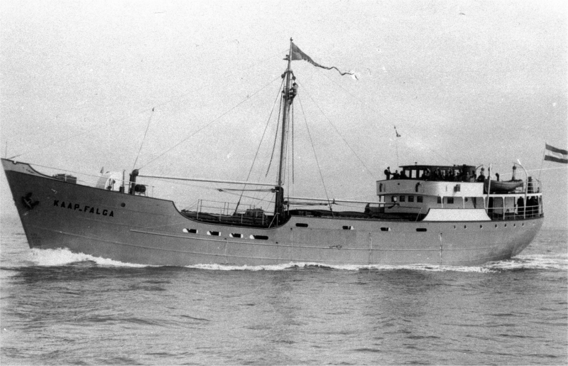 Luchtfoto van de proefvaart in 1938 van de coaster Kaap Falga, gebouwd 1938 op de werf van Bodewes te Martenshoek, eigenaar Jan Vincentius Eckhardt uit Heiloo. Nam in de 2e wereldoorlog deel aan de operatie 'Dynamo' (Evacuatie van Duinkerken) en redde 105 personen. Nam ook deel aan de operatie 'Cycle' (Evacuatie van Le Havre). Was in de oorlog in Engeland met nog vijf andere Nederlandse coasters (de 'Birmingham', 'Bornrif', 'Glory','Narwal' en 'Virgo') ingericht als drijvende graanelevator. 1964 naamsverandering in Peterna, 1974 naamsverandering in Henry Jansen, 1976 naamsverandering in Emborg, 1978 naamsverandering in M.S. Horsia. In 1982 voor de sloop verkocht aan John B. Staaling te Horsens, die in juni met het slopen begon. Voltooid in juli.