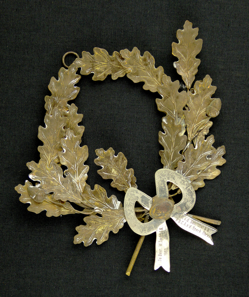 sportprijs in de vorm van een koperen eiketak met zilveren strik met gegraverde inscriptie 7e bevr W. Tocht 1 G 1960 Agt d. Kol. v.d. Ben. Staf b.d. P.G.C.A. v.d Speck Obreen