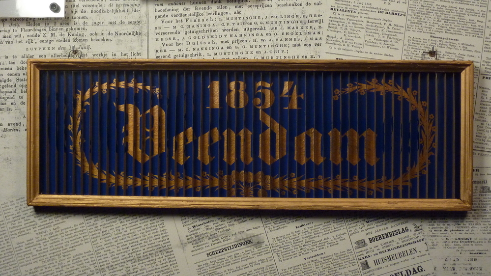 harmonicaprent met van papier geknipte tekst: 1854 veendam T.H Hazewinkel A.D.Doewes, vervaardigd als huwelijkcadeau voor Tjietske Hazewinkel en Albert Harms Doewes op 23-02-1854 te Veendam. Tjietske Hazewinkel, geb. Veendam, dochter van Cornelis Abrahams Hazewinkel en Aaffien Hessels van der Wal. Achterop de krant enige oude krantenartikelen 29 mei 1889. Vervaardigd door Guttman uit Danzig