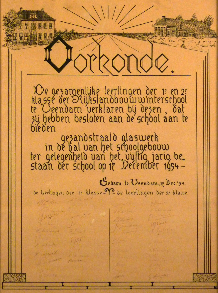 aanbieden gezandstraalt glaswerk aan de Rijkslandbouwwinterschool t g v 50 jarig bestaan.