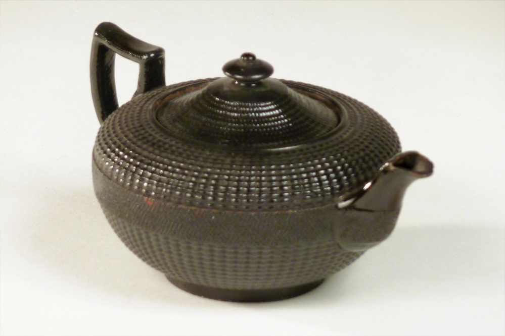 basaltware theepot met rondom ribbeldecoratie