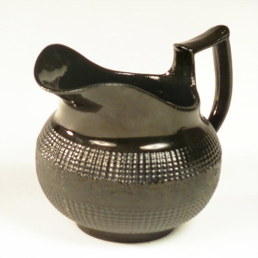 basaltware roomkan met brede schenklip, rondom ribbeldecoratie