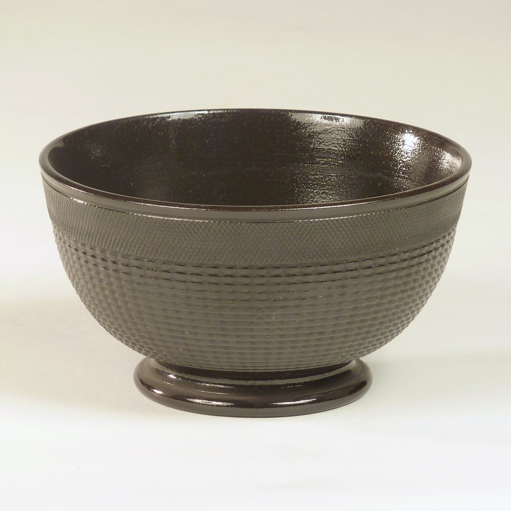 zwarte basaltware kom met rondom ribbels