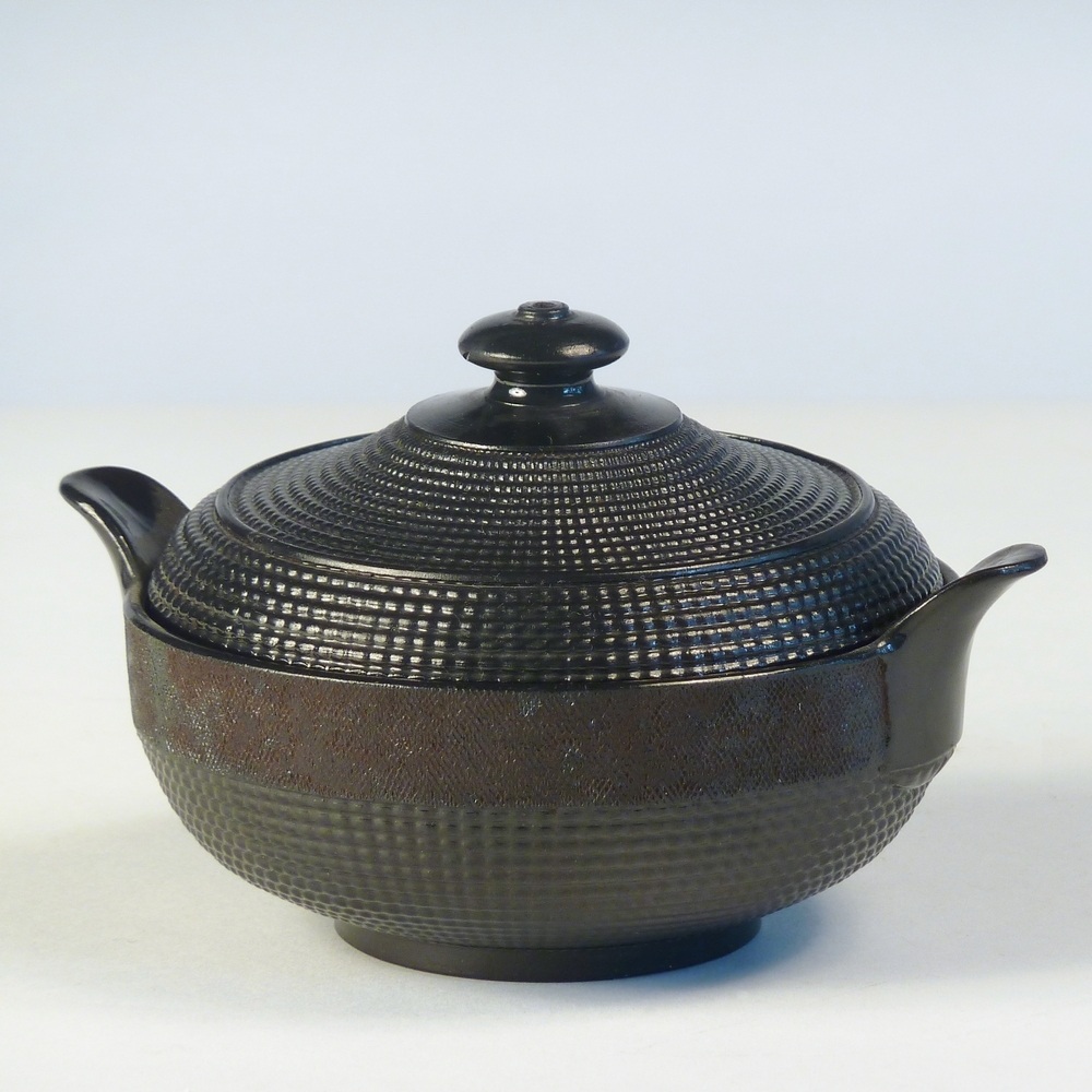 zwarte aardewerken suikerpot met rondom ribbels