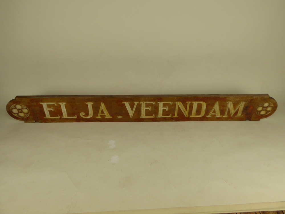 scheepsnaamplank met gesneden letters Elja - Veendam ( Elja is de afkorting van Eltje en Jan )