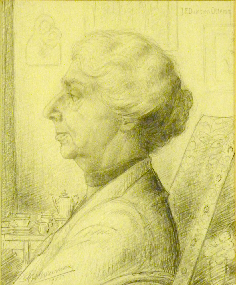 potloodtekening op papier, voorstellende Jetske Franciska Duintjer - Ottema, vrouw van Engbert Jurjen Duintjer, door G.H.Streurman 1955. Jetske Francisca Ottema, geboren 21 januari 1881 te Leeuwarden, overleden 21 april 1959 te Groningen.
