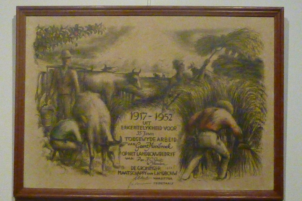De Groninger Ploegschilder Johannes Dijkstra vervaardigde in opdracht van de Groninger Maatschappij van Landbouw  diverse jubileumprenten uitgereikt voor trouwe dienst bij een boer. opdruk: 1917 - 1952 uit erkentelijkheid voor 35 jaar arbeid van Geert Mooibroek op het landbouwbedrijf van P en F.C. Smit te Meeden. Jubileumprent Johan Dijkstra