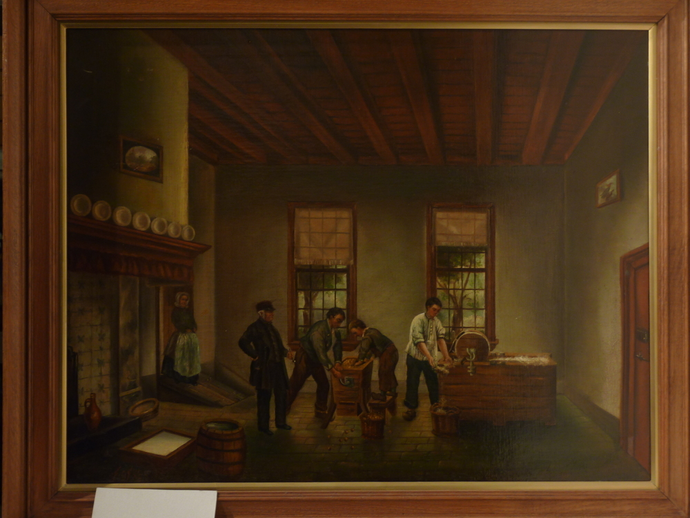 Eerste fabriek Tonden , keuken van oom Kleiboer. olieverfschilderij op doek met houten lijst, voorstellende Eerste fabriek Tonden , keuken van oom Kleiboer, geschilderd door F. Ofkes. W.A. Scholten had in Duitsland geleerd hoe hij aardappelzetmeel moest winnen uit aardappelen. Bij zijn oom Kleiboer te Tonden, een gehucht bij Zutphen, begon Scholten met zijn eerste experimenten. Een rasp en een wastrommel waren de eerste machines. Scholten staat op dit schilderij het meel uit te wassen bij de wastrommel, twee personeelsleden draaien de rasp en drukken het meel aan. Oom en tante Kleiboer kijken tevreden toe.