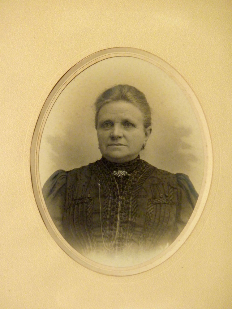 ovaal portret door onbekende fotograaf van Annechien van Linge, geboren 1832 te Veendam.Vrouw van Derk Boer Bosscher.