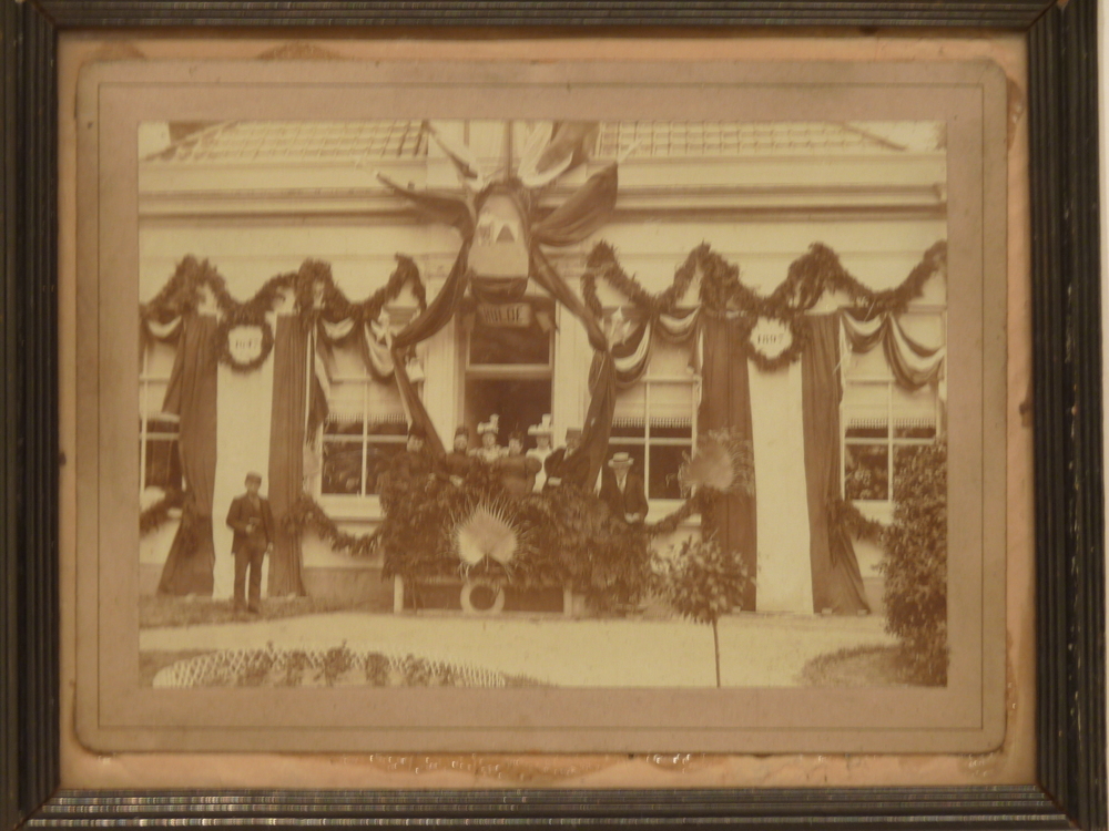 Familie Duintjer voor het huis te Wildervank viert 250 jaar bestaan van Wildervank