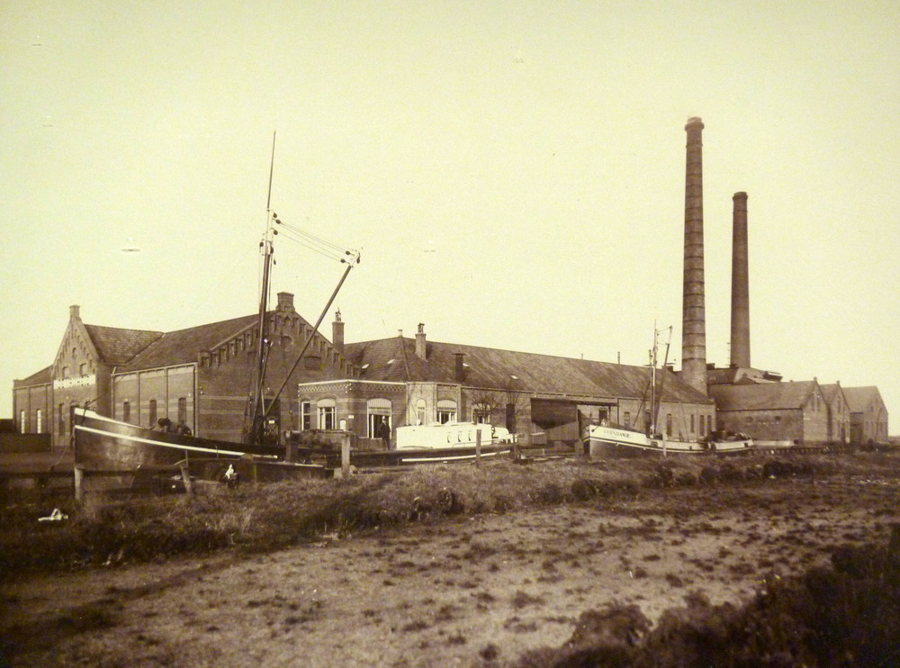 motorschip Veendam II liggende voor Fabriek De Vrijheid.