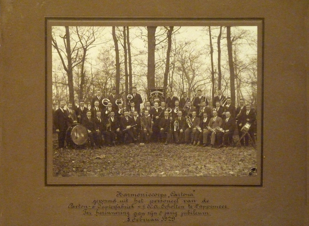 groepsfoto Harmoniecorps Cartona gevormd uit personeel W.A.Scholten's ter herinnering 5 jarig jubileum 1 febr 1929