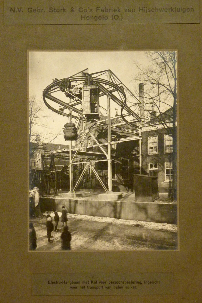 NV gebroeders Stork & Co , fabriek van hijschwerktuigen Hengelo Electro-Hangbaan met Kat voor persoonbesturing, ingericht voor het trasport van balen suiker