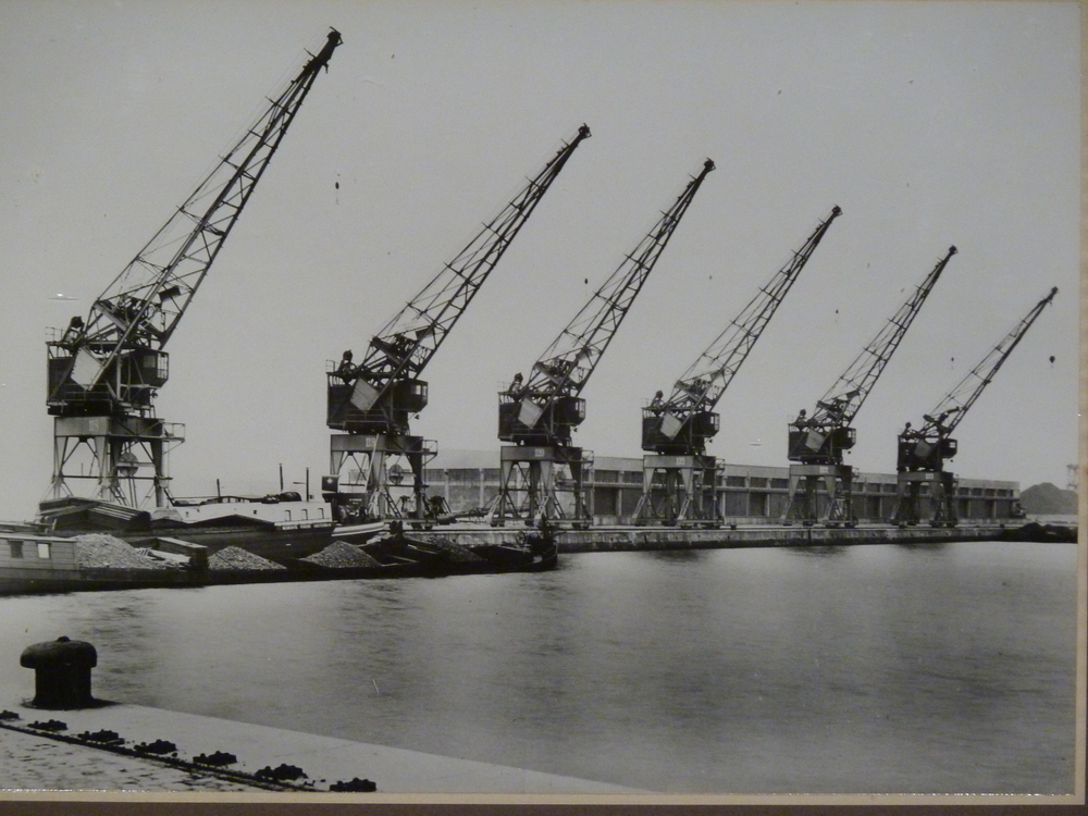 foto met enkele werfkranen op een rij, inscriptie Storck Hijsch Haarlem