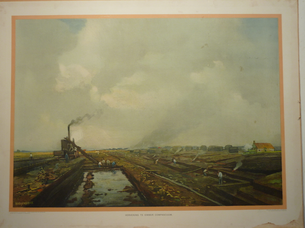 kartonnen wandplaat met daarop baggermachine en opdruk Vervening te Emmercompascuum naar een schilderij van H Heijenbrock