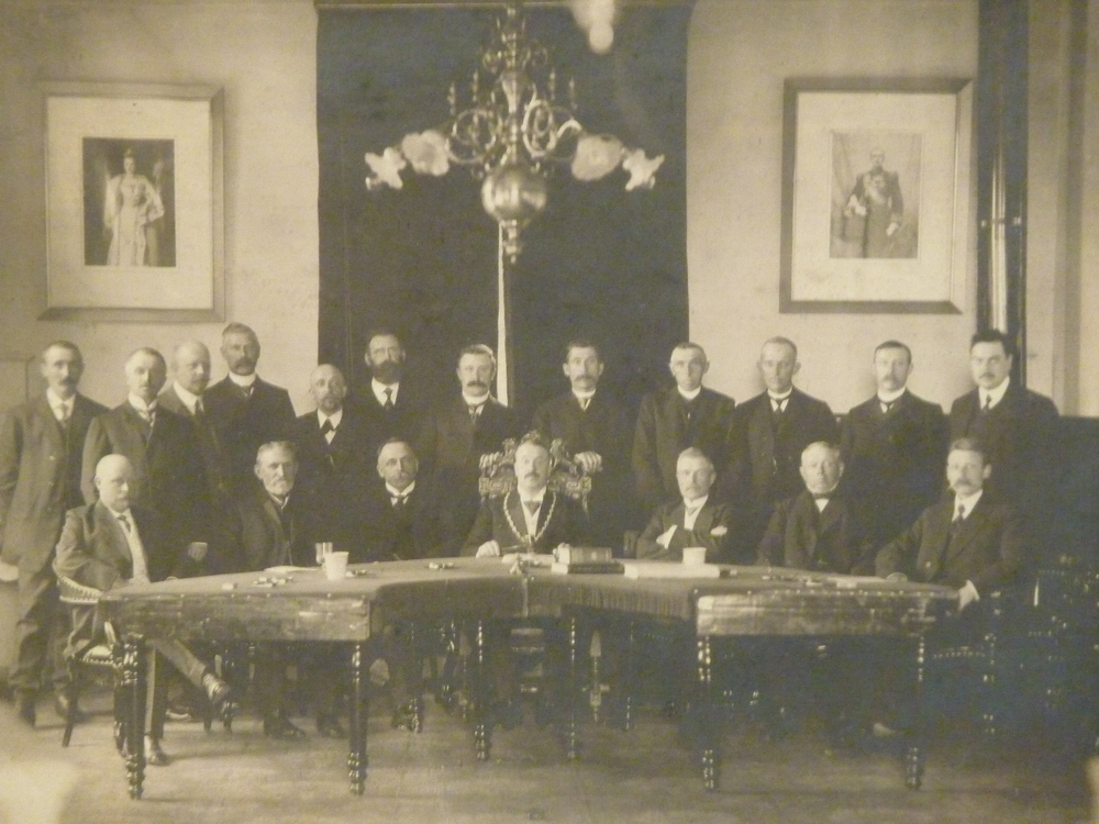 gemeentebestuur veendam, met in het midden burgemeester van beresteijn , Beschrijving: Gemeenteraad zittend vlnr. M. Smit, L. PH. Bendiks, mr. N.F. Wilkens, burgemeester jhr. E.A. van Beresteijn, dhr. B. Brongers, A. Tepper, J. Dopper Hzn. Staande vlnr. H.Looijenga, dr. Tjabbes, E.J. Duintjer, B.H. Meiborg, F. Spiekman, raadsdienaar A.W. Bossinga, secretaris L. Dik, J. Overeinder, H.M. Panman, F.H. Mulder, A. Nanninga, loco- burgemeester G.J.J. Pot Datum: 1915