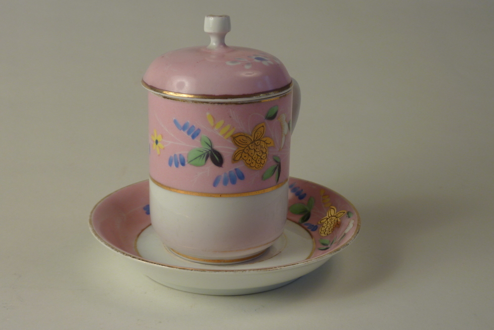 aardewerken schotel met roze baan met hierin bloemdecoratie