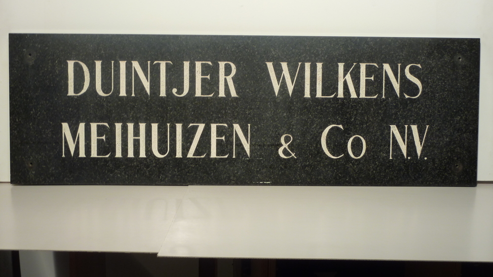 marmeren plaat met gebeitelde inscriptie Duintjer Wilkens Meihuizen & Co NV