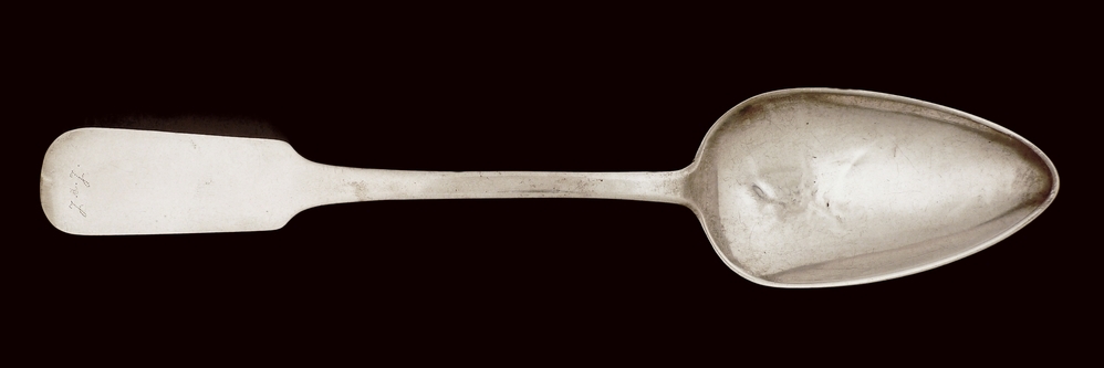 zilveren oostzeelepel met spatelvormige steel, op uiteinde inscriptie J d J, op achterkant trembleersteek, letter S en stadskeur, en gepunte inscriptie K P