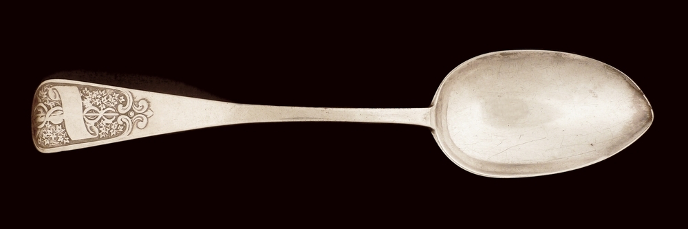 zilveren oostzeelepel met op uiteind steel banderolle met mercuriusstaf en bloemen in cartouche, op achterkant meesterteken J Nagel en gepunte inscriptie jacob Jacke & Co Pernau 1848