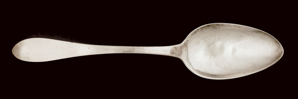 zilveren oostzeelepel met spitse uiteinde en lofje, op achterkant gegraveerd KM en meesterteken RIEBON en stadskeur