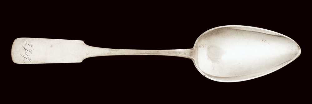 zilveren oostzeelepel met spatelvormige steel, op voorkant inscriptie T J de J, op achterkant trembleersteek, meesterteken HD = Carl Heinrich Dengel en letter L, stadswapen kroonje met 1+2= Koningsberg, gepunte inscriptie F E Kuhn in Pillau en op uiteinde gepunte inscriptie gestileerde K M