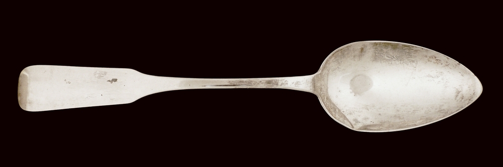 oostzeelepel met spatelvormige steel, gemerkt H = 1842 volgens overlevering toebehoord hebbende aan kapitein Zoutman, waarschijnlijk was dit Hemmo Everts Zoutman, scheepskapitein op de Twee gebroeders (1815 -1816) , gedoopt op 8 april 1781 te Veendam, overleden 2 november 1857 te Veendam.