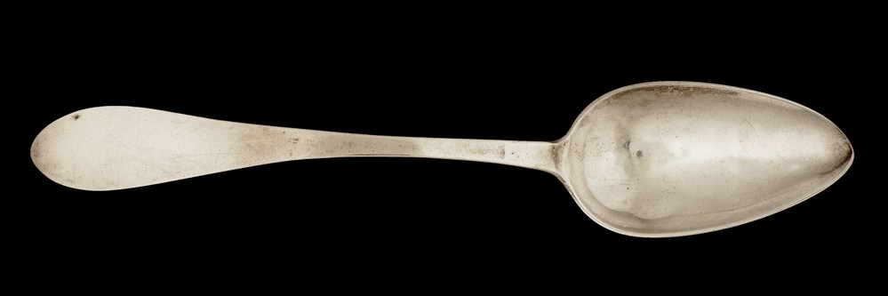 zilveren oostzeelepel met spitse steel, op achterkant stippelgravure CL Bietau cargadoor in Danzig , letters KM, letter S en meesterteken ANL