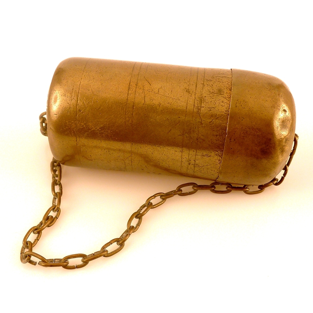 messing ronde koker met ketting, tondeldoos, gebruikt voor het maken van vuur voordat er lucifers bestonden. Is vele jaren gebruikt door de familie Bleker, Spitsbergen, Zuidbroek.